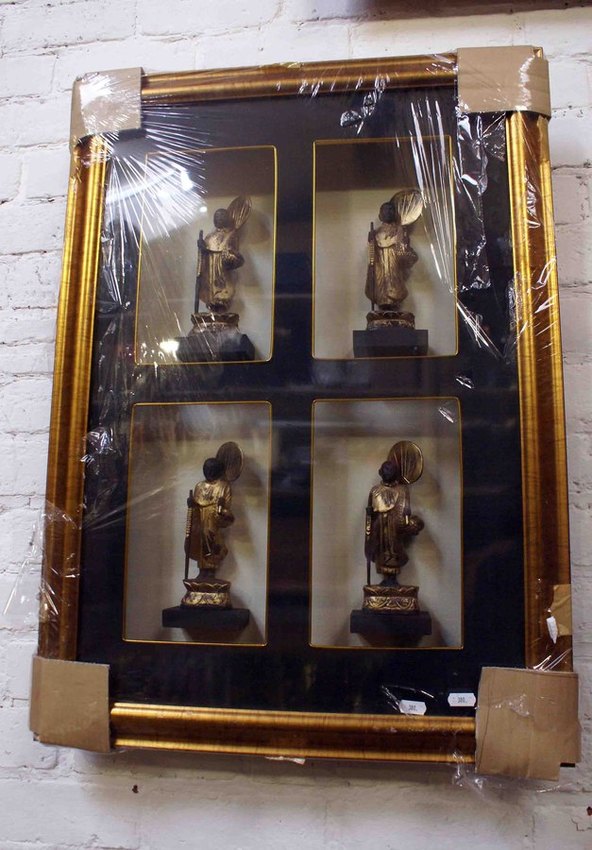 cadre en bois et or fin représentant des pélerins
