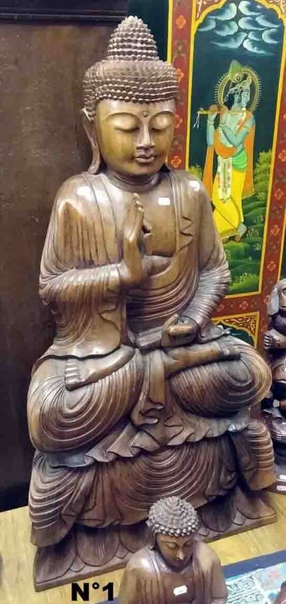 grande statue de Bouddha assis en bois en position de l'argumentation