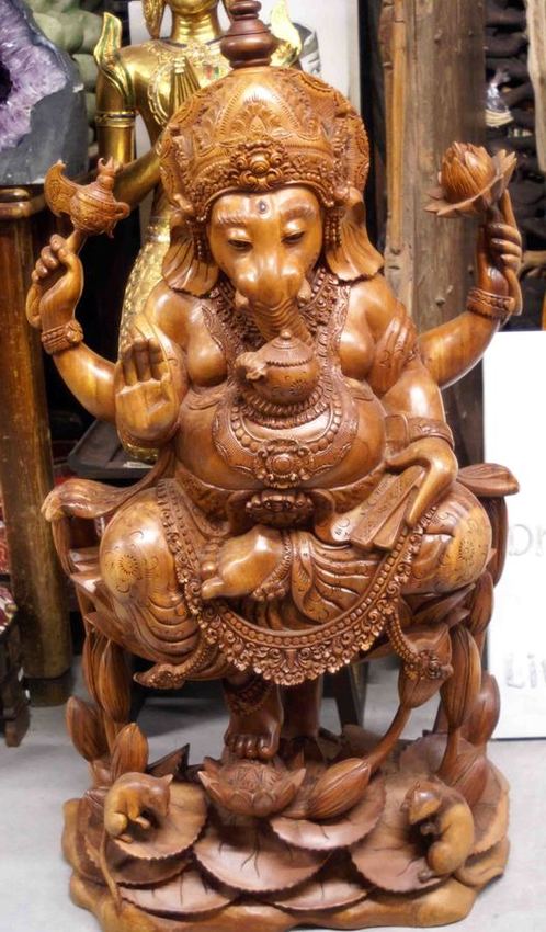 Grande statue de Ganesh finement ciselée en bois de suar
