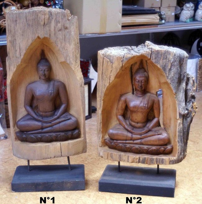 grande statue de Bouddha assis sculpté en bois