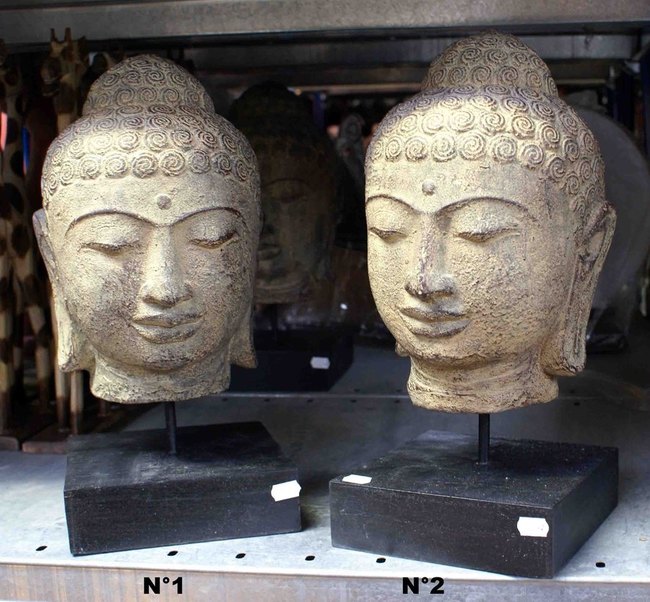 grande tête de Bouddha en pierre