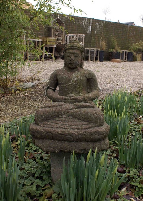 sculpture de Bouddha assis en lotus