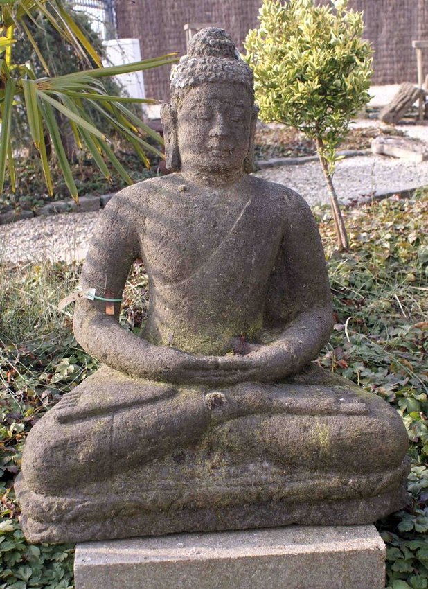 grande statue de Bouddha en pierre de lave naturelle