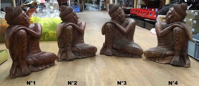 Petite statue de Bouddha assis en bois la tête sur le genoux