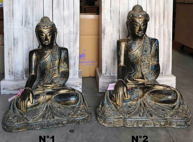 Grande statue de Bouddha assis en bois doré et mosaïque de verre