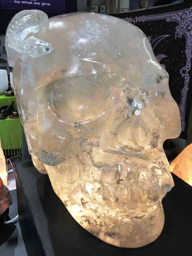 Très gros crâne en cristal de roche - crâne en quartz - cristal de Arkansas