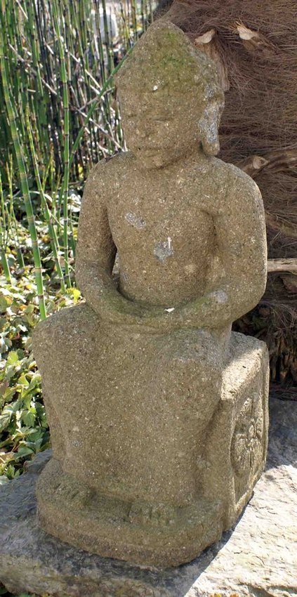 statue de Bouddha assis sur un piédestal en pierre de lave naturelle