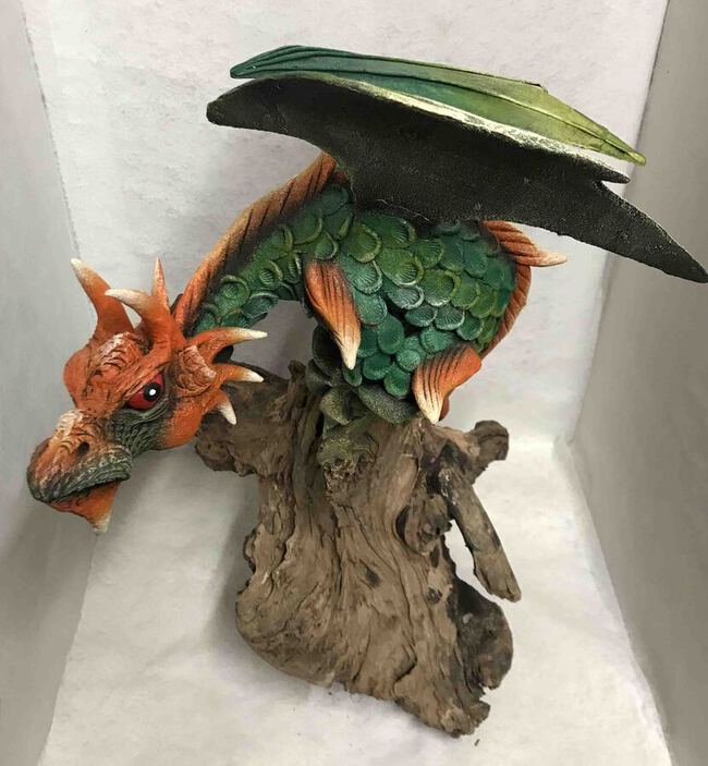 Grande statue de dragon les ailes déployées en pâte à bois