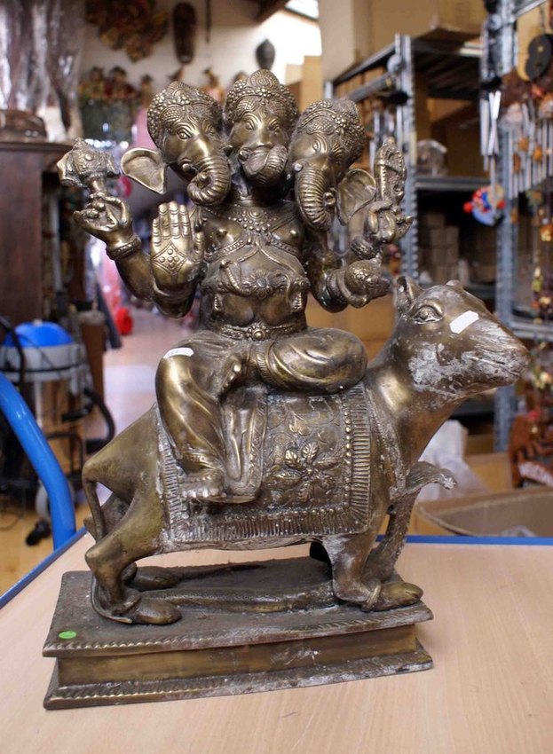 grande ganesh à 3 têtes en bronze assis sur havana