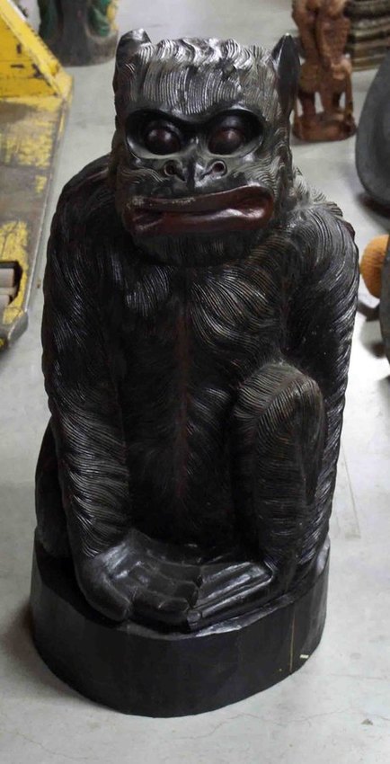 sculpture de gorille en bois