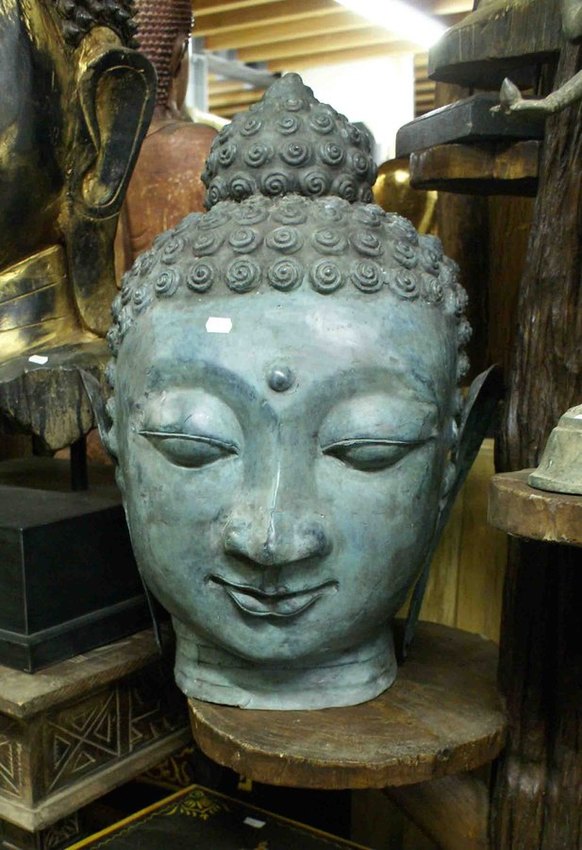 grande tête de Bouddha en bronze