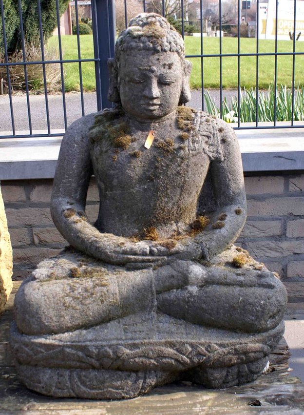 grande statue de Bouddha assis en lotus