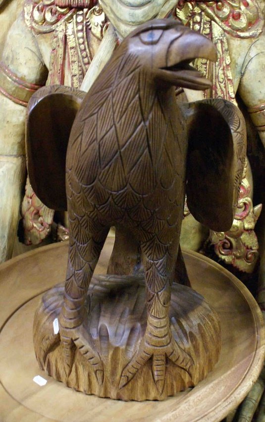 grande statue d'aigle en bois