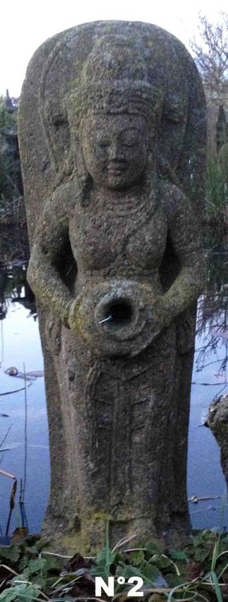grande statue fontaine en pierre de lave de la déesse dwe-sri