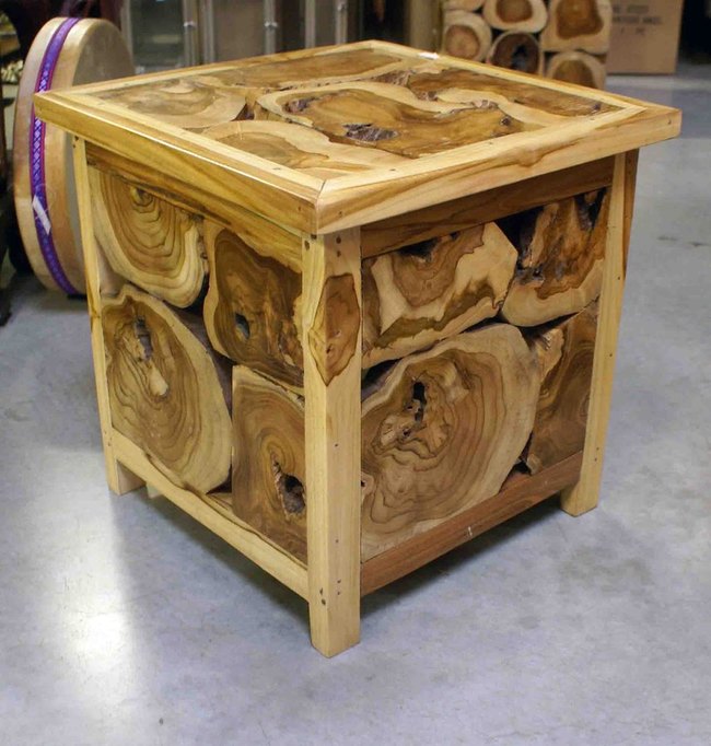 petite table basse de forme carrée en bois de teck