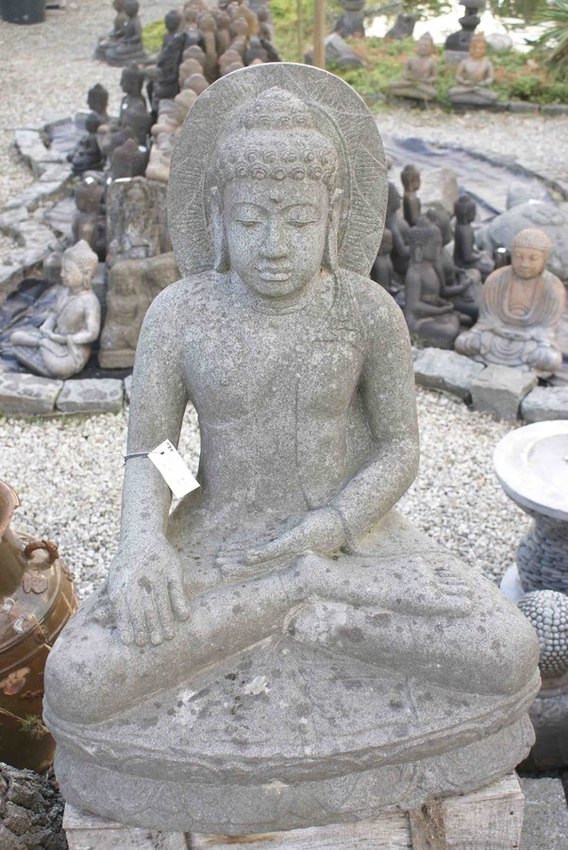 grand statue de Bouddha avec une oréole