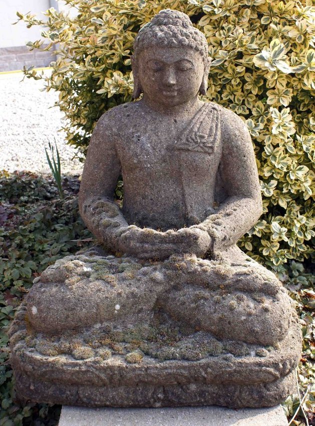 grande statue de Bouddha assis en lotus