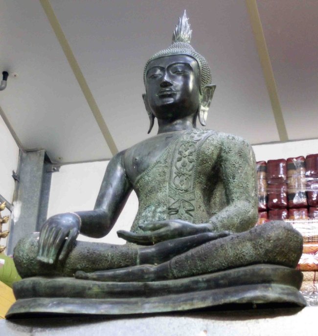 grande statue de Bouddha assis en bronze moulé