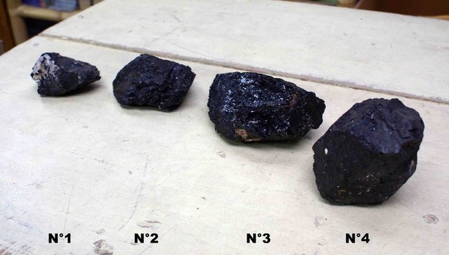 minéraux et pierre de tournaline noire
