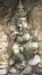 Statue de Ganesh ciselée finement dans du bois de crocodile