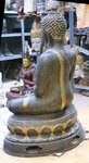 grande statue de Bouddha assis en bronze en prière