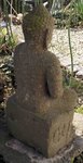 sculpture de Bouddha assis sur un piédestal en pierre naturelle