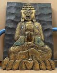 Cadre en bois sculpté et peint d'un Bouddha