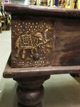 Table basse en bois de sheesham avec éléphant en laiton ciselé