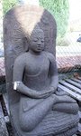 grande sculpture de Bouddha assis adossé à une stèle