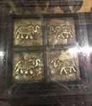 Table basse en bois de sheesham avec éléphant en laiton ciselé