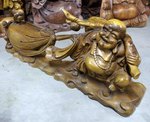 statue de Bouddha rieur en bois avec un sac d'argent porte bonheur
