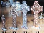 grande croix celtique en bois sur pied
