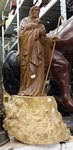 grande statue du Christ en bois portant un mouton