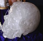 Gros crâne sculpté en cristal de roche d'Arkansas