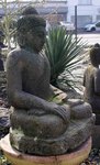 grand Bouddha assis en pierre de lave naturelle