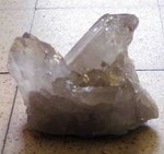 gros cristal de roche brut avec plusieurs pointes