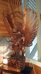 grande sculpture de l'aigle garuda en bois naturel