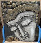 Cadre en bois sculpté et peint d'une tête de Bouddha