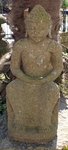 Bouddha assis sur un piédestal en pierre de lave naturelle