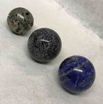 Sphère en pierre de pyrite, obsidienne neige et lapis lazuli
