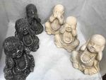 Allégorie des 3 singes par des statues de Bouddha en pierre de lave