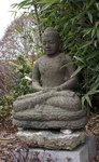 statue de Bouddha en pierre de lave sculptée