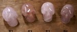 petit crâne en quartz rose sculpté du Brésil