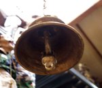 petite cloche en bronze suspendue