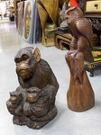grand singe et hibou en bois