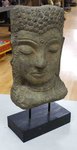 statute d'un visage de bouddha en pierre de lave reconstitue. sculpture de bouddha en pierre. visage de bouddha