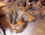 grande table basse en bois sous verre