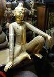 statue de bouddha assis doré