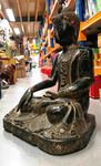 Grande statue de Bouddha assis en bois peint et doré