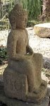 grande statue de Bouddha en pierre assis sur un piédestal